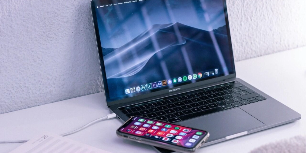 آیفون و مک بوک اپل در یک محیط کاری برای استفاده از خدمات اپل